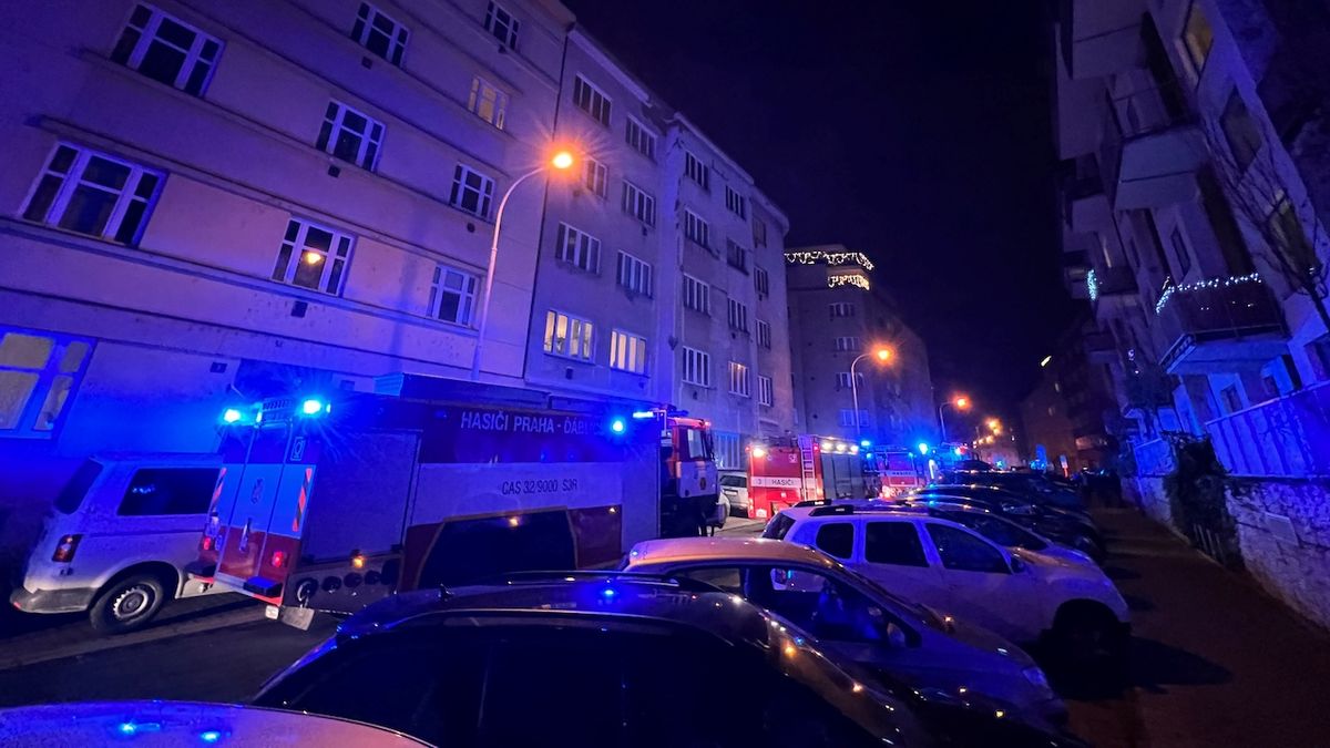 Jeden mrtvý při požáru bytu v pražské Libni